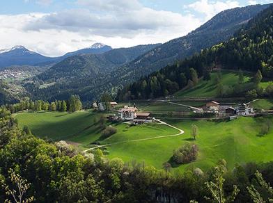 Vista sulla locanda alpina Dorfner e le montagne